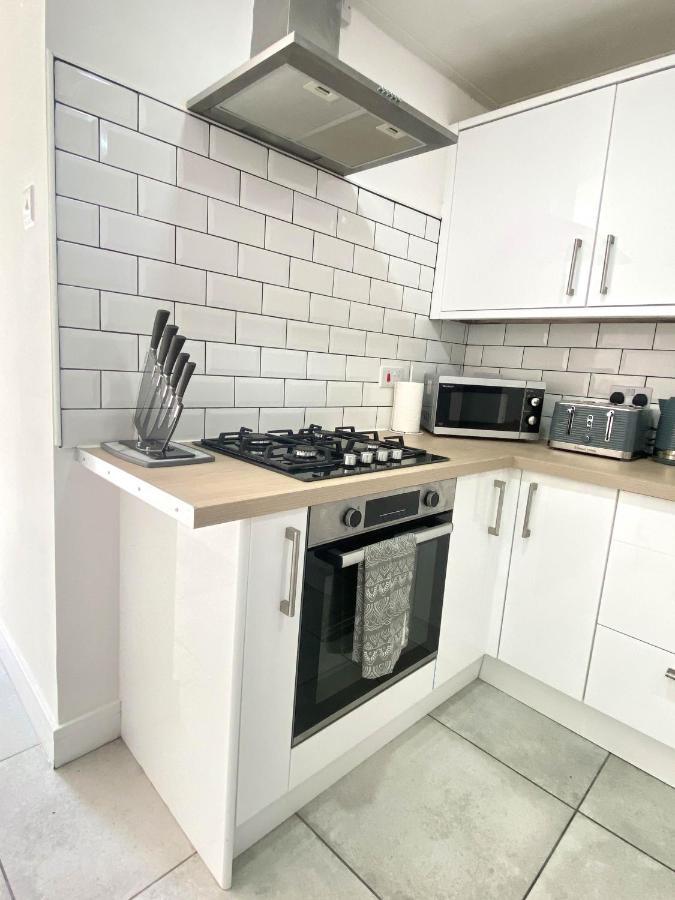 2 Bed Town Centre Nr Theatre Free Park Wi-Fi & Garden Apartman Aylesbury  Kültér fotó