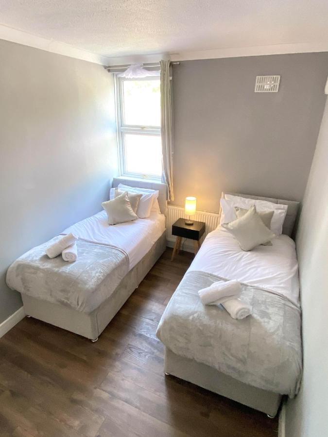 2 Bed Town Centre Nr Theatre Free Park Wi-Fi & Garden Apartman Aylesbury  Kültér fotó