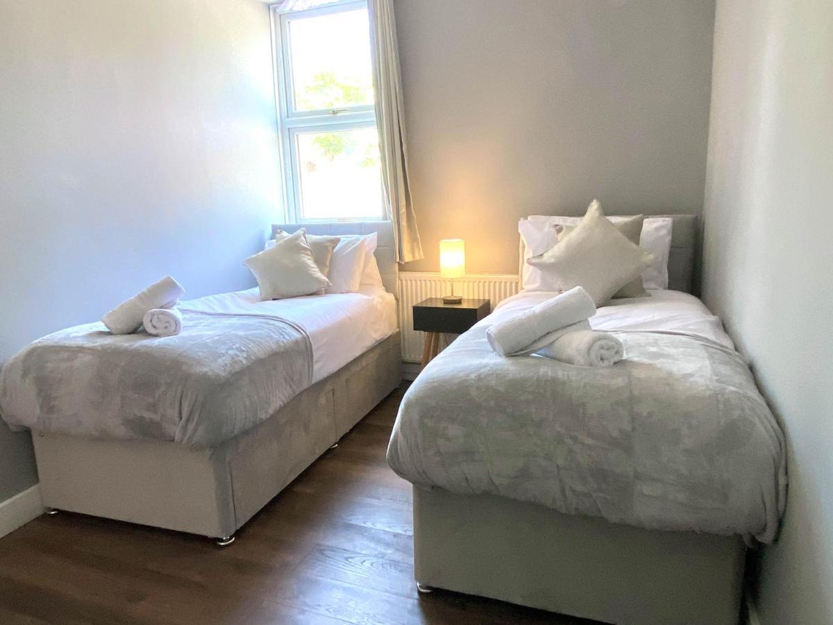 2 Bed Town Centre Nr Theatre Free Park Wi-Fi & Garden Apartman Aylesbury  Kültér fotó