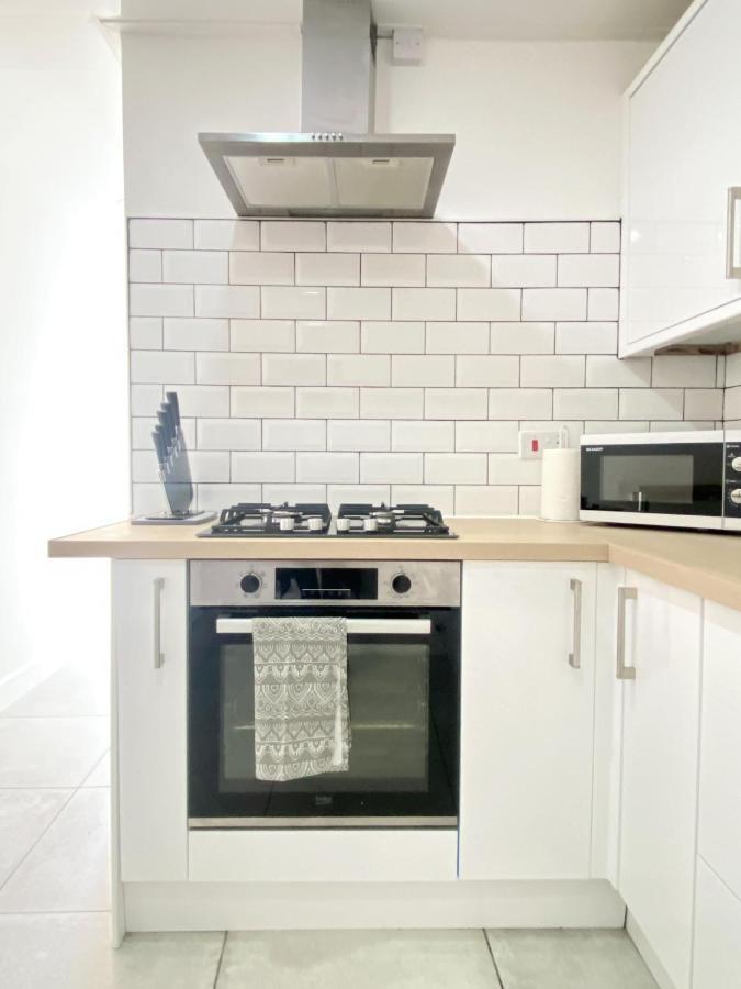 2 Bed Town Centre Nr Theatre Free Park Wi-Fi & Garden Apartman Aylesbury  Kültér fotó